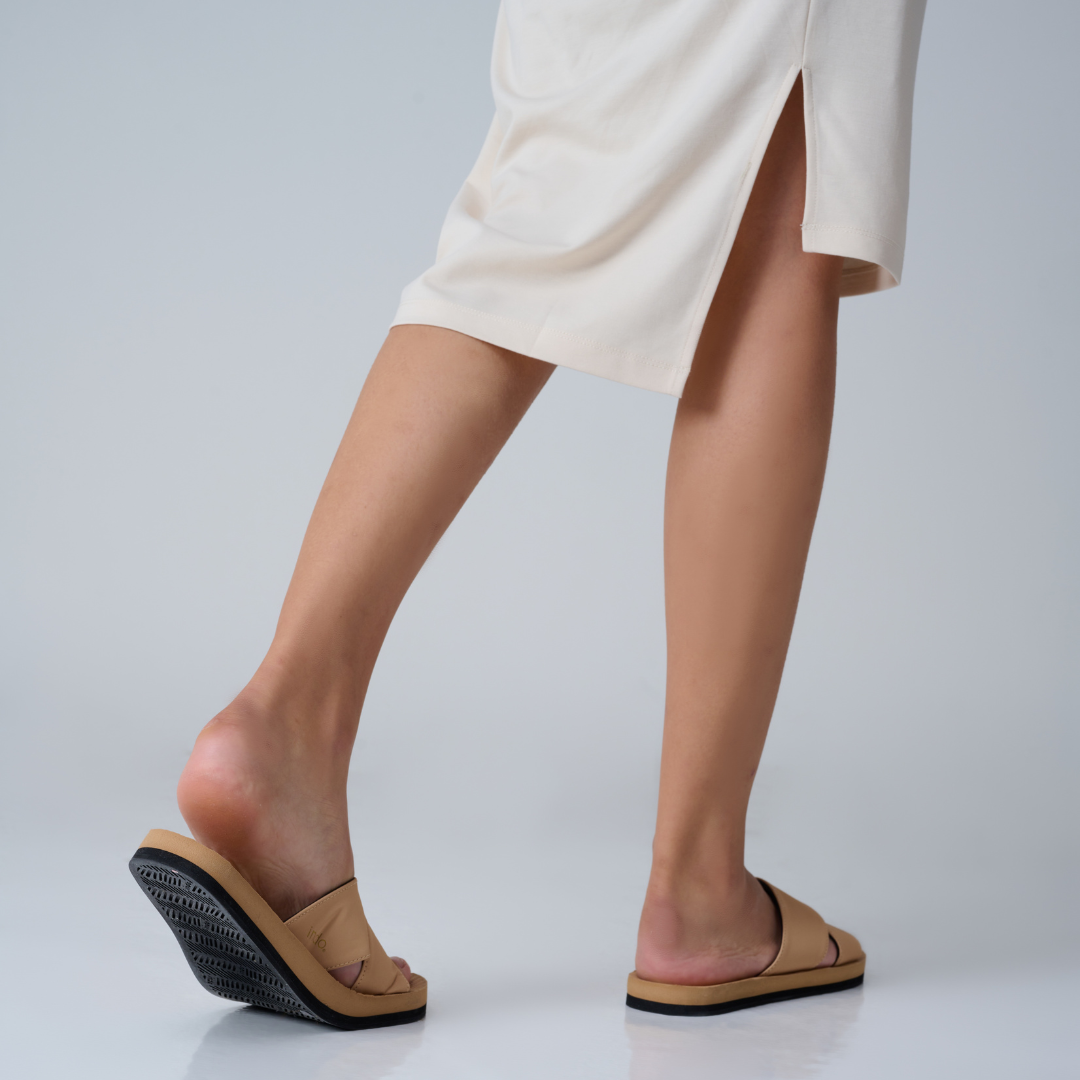 Cross sandals in light soil color